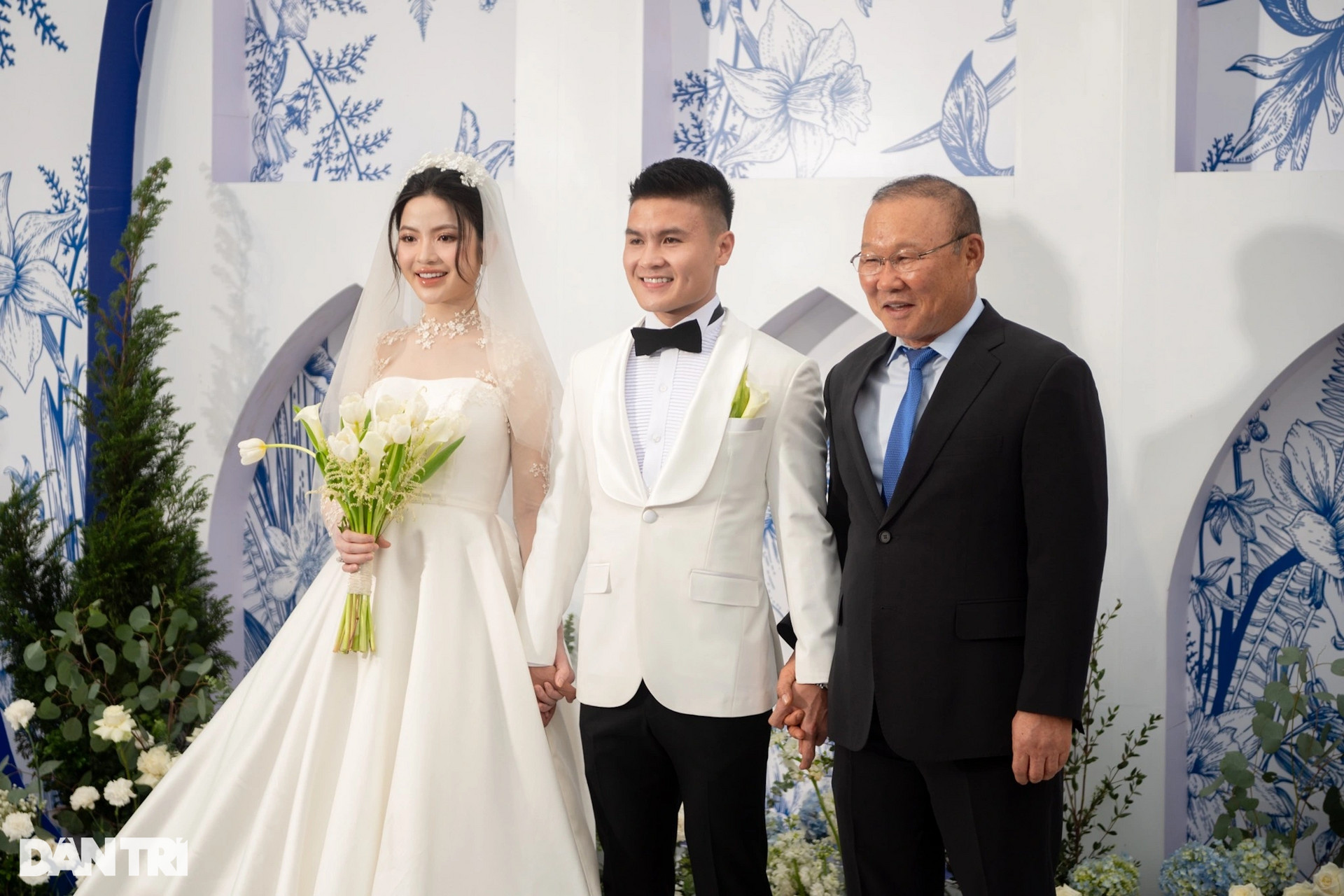 HLV Park Hang Seo nắm chặt tay Quang Hải, rạng rỡ đến dự đám cưới - 7