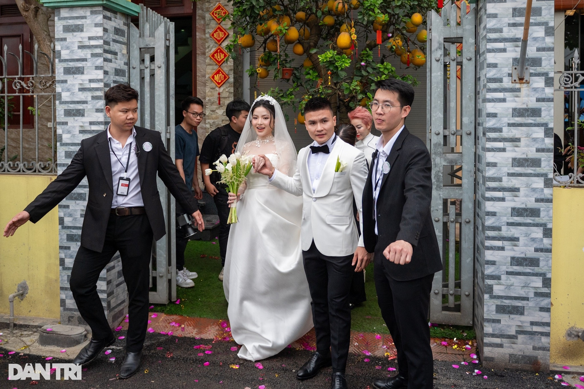 HLV Park Hang Seo nắm chặt tay Quang Hải, rạng rỡ đến dự đám cưới - 1