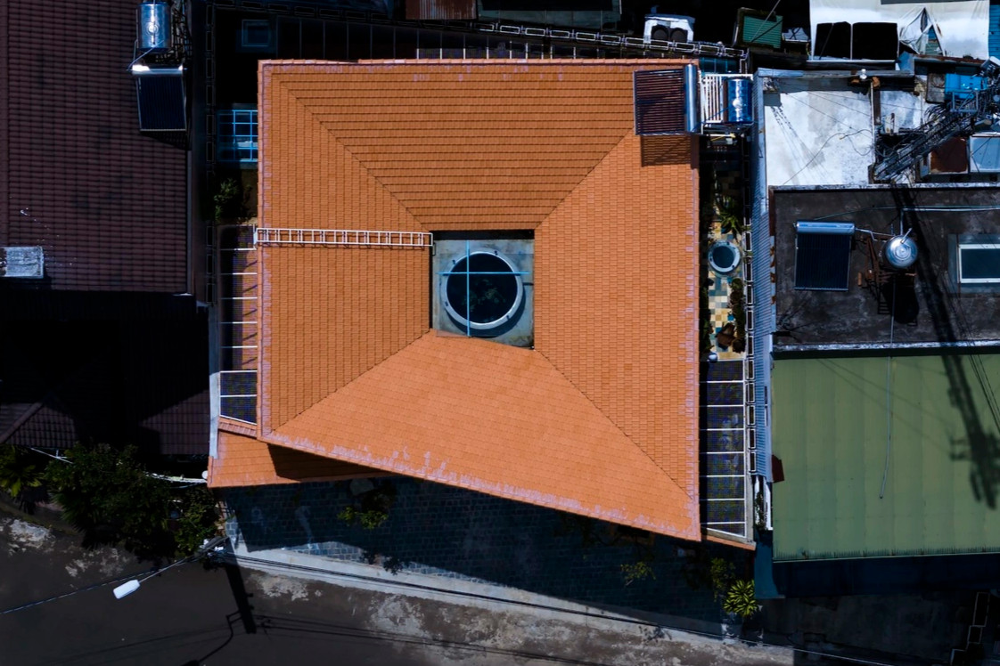 Căn nhà độc đáo với mái ngói ngược và chức năng bẫy gió tại Lâm Đồng - 1