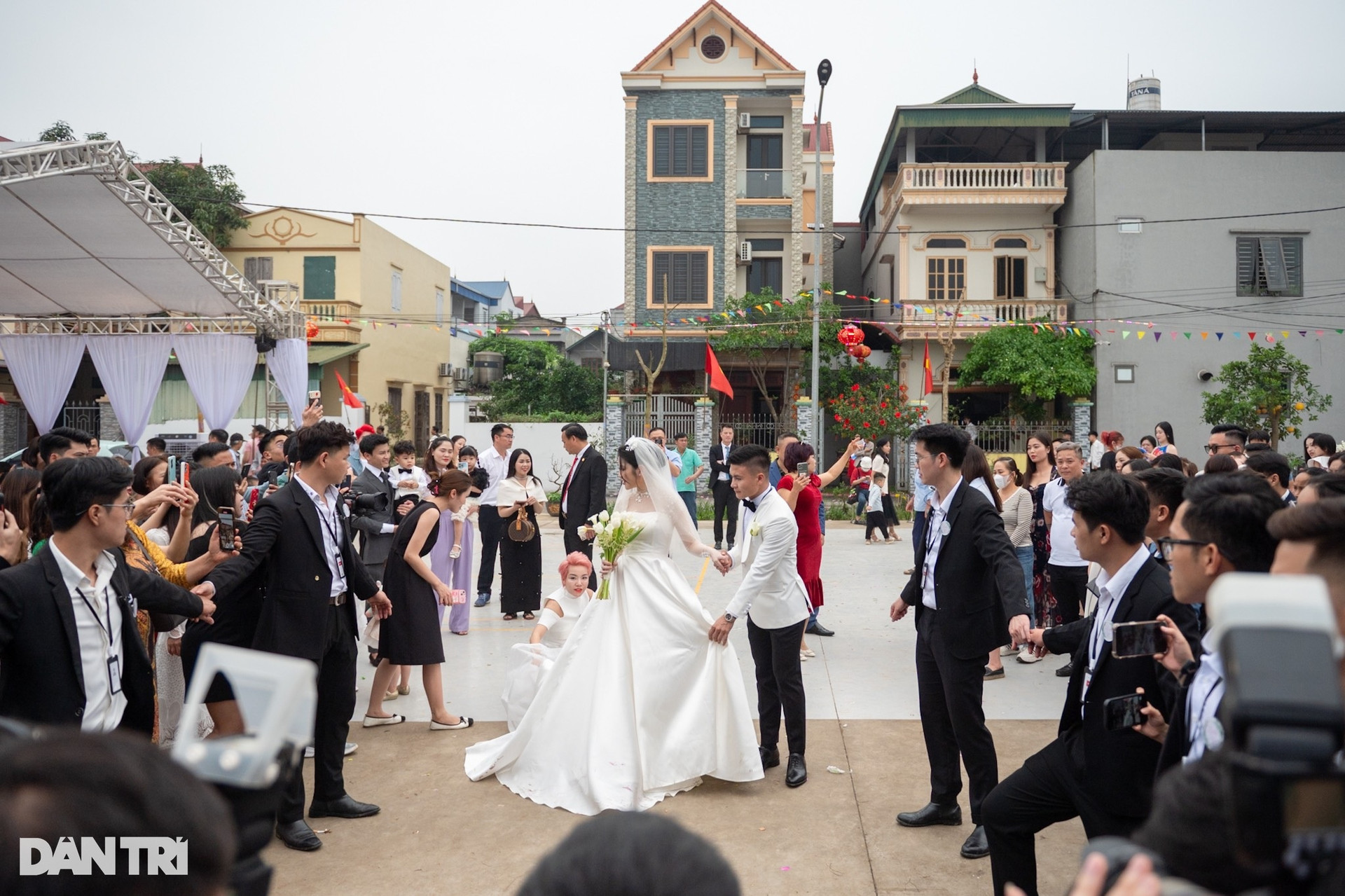 HLV Park Hang Seo nắm chặt tay Quang Hải, rạng rỡ đến dự đám cưới - 2