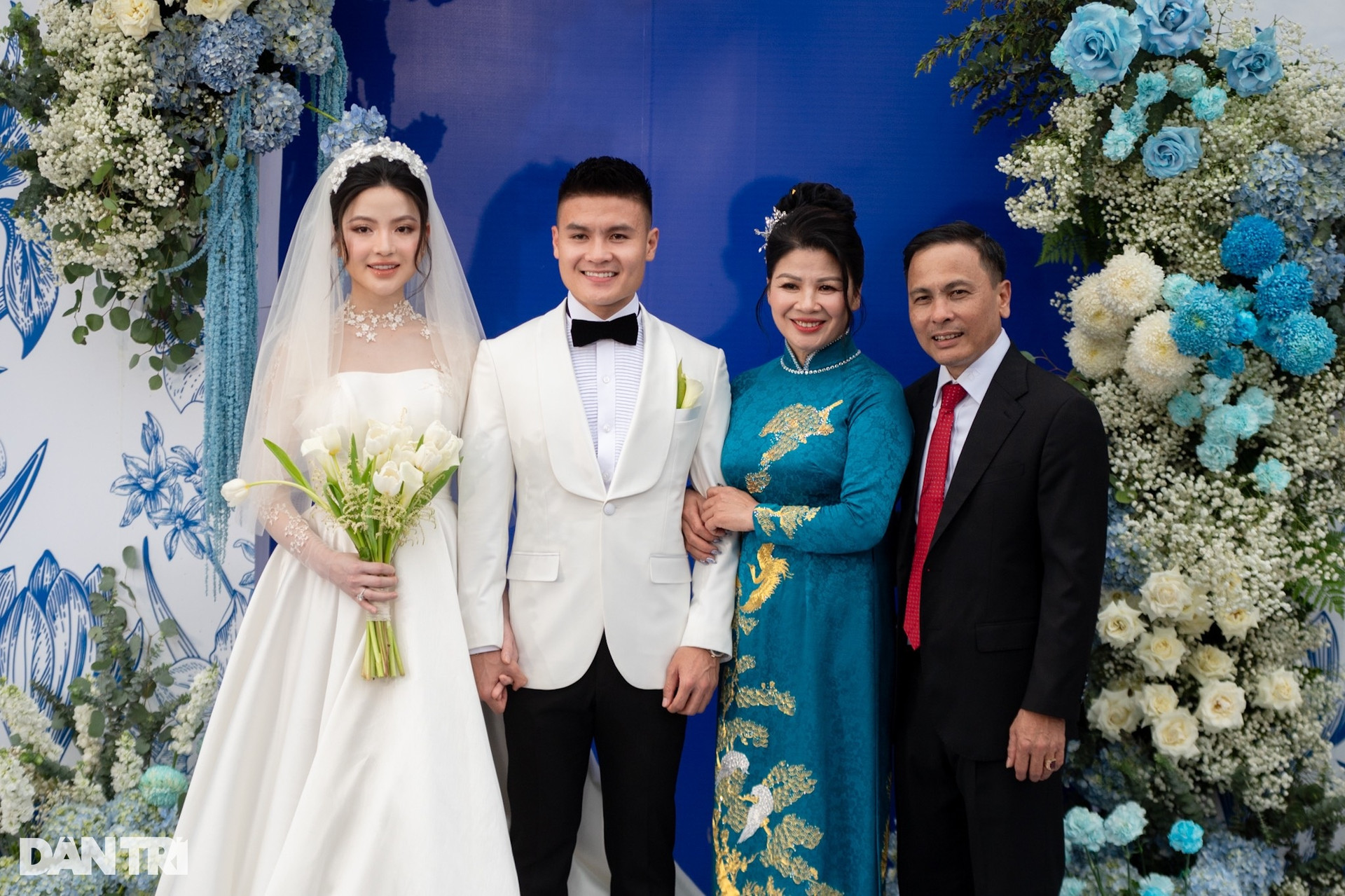 HLV Park Hang Seo nắm chặt tay Quang Hải, rạng rỡ đến dự đám cưới - 5