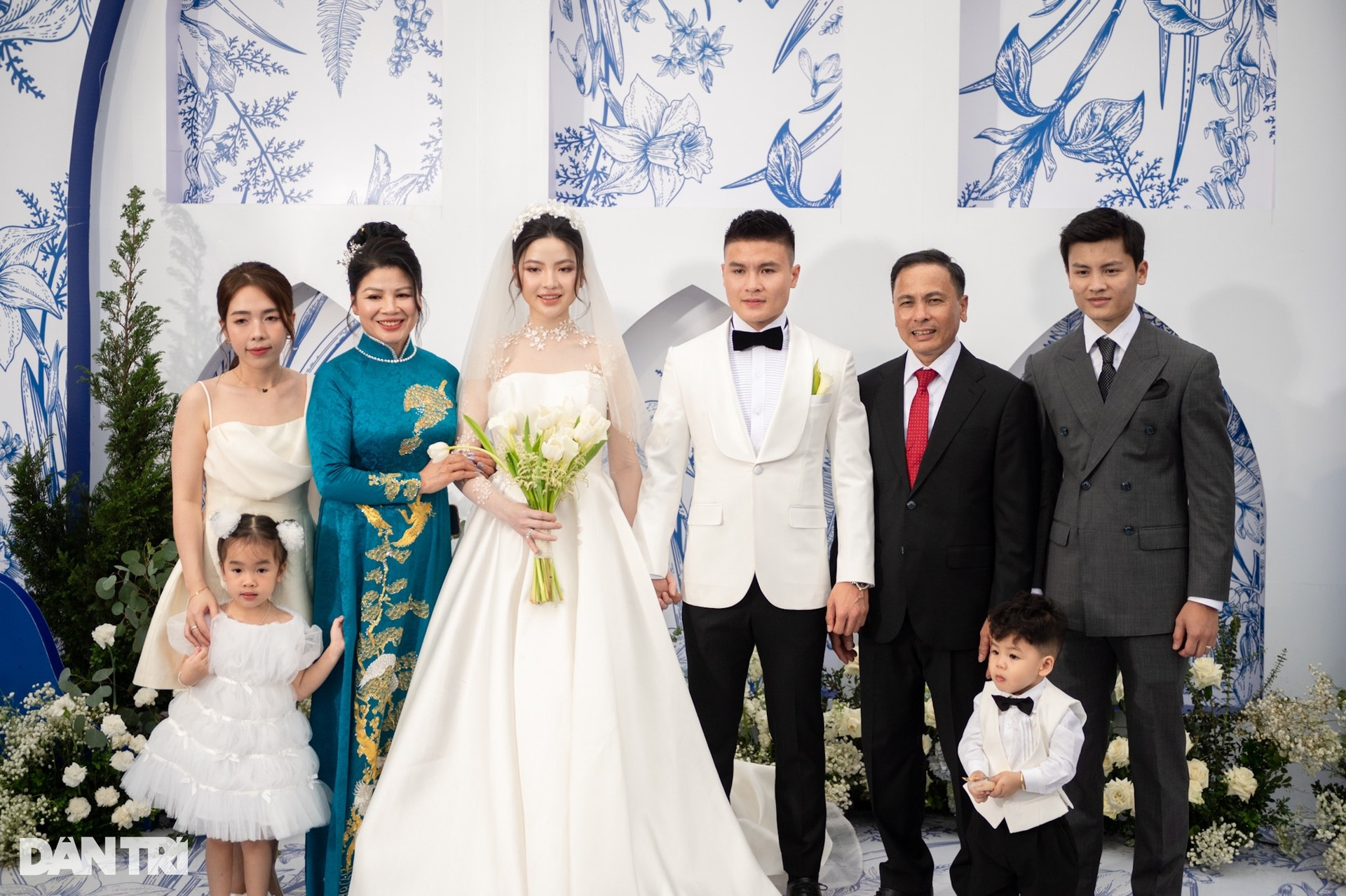 HLV Park Hang Seo nắm chặt tay Quang Hải, rạng rỡ đến dự đám cưới - 6