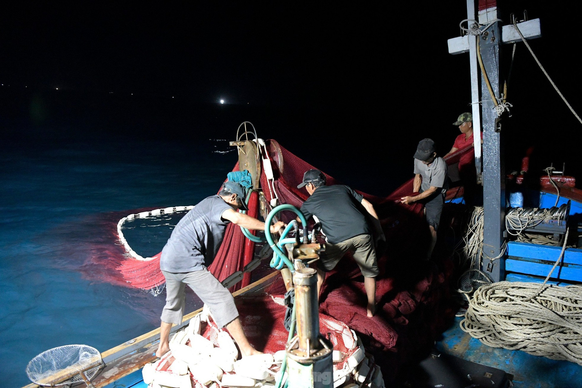 Một đêm lênh đênh trên biển cùng ngư dân Phú Yên ảnh 14