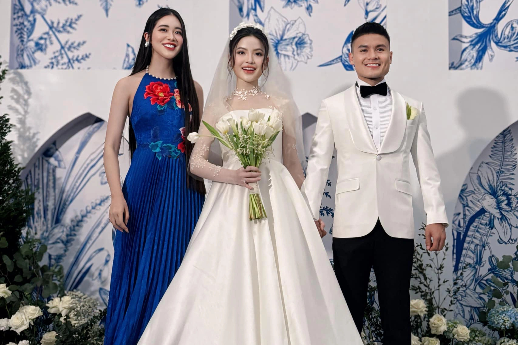 Vẻ gợi cảm của nữ MC dẫn trong đám cưới Quang Hải - Chu Thanh Huyền - 2
