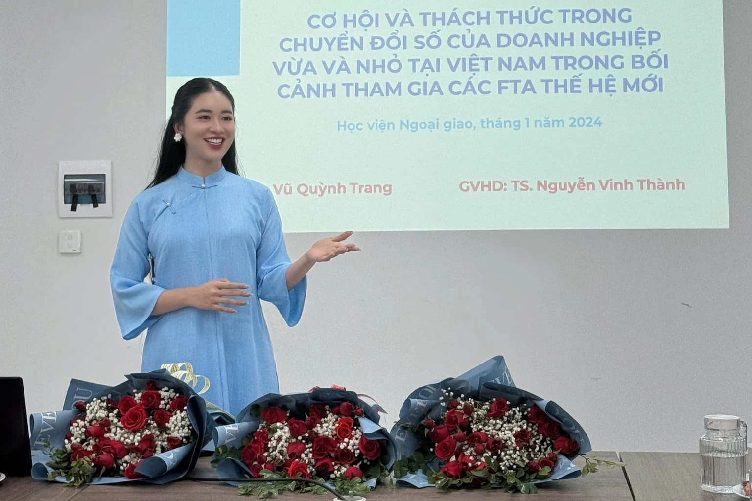 Vẻ gợi cảm của nữ MC dẫn trong đám cưới Quang Hải - Chu Thanh Huyền - 4