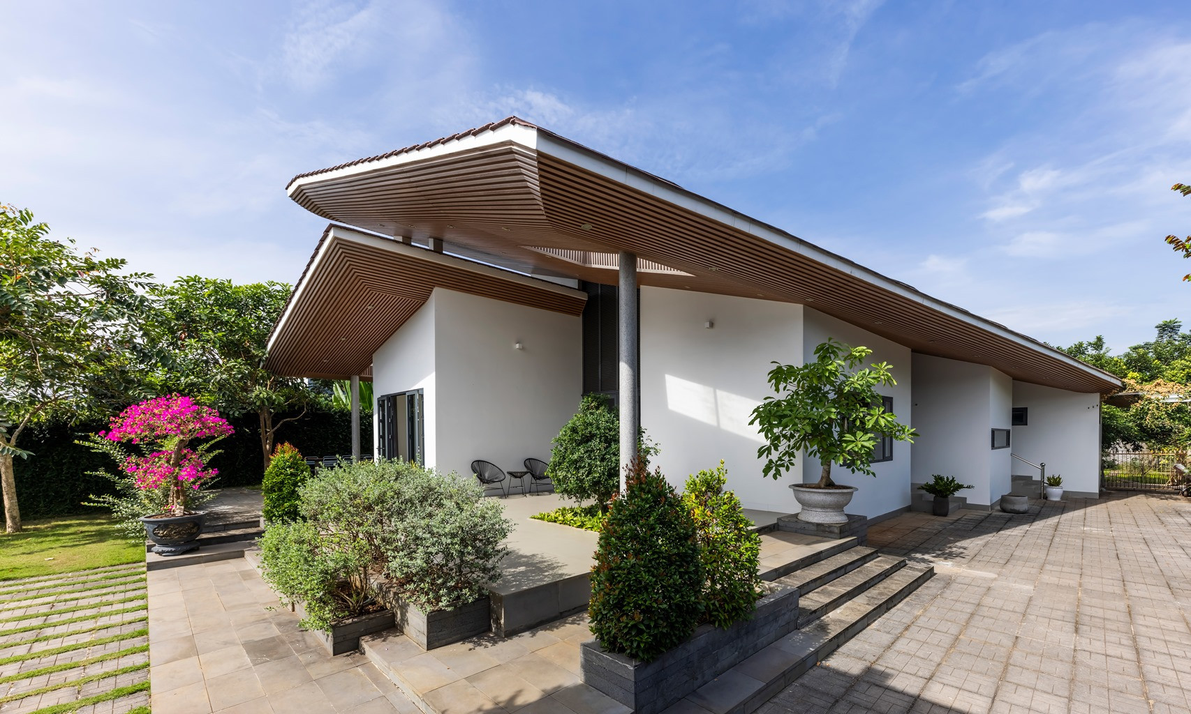 Ngôi nhà rộng 260m2  tại Đồng Nai vô cùng độc đáo với mái xòe rộng chống nắng nóng.