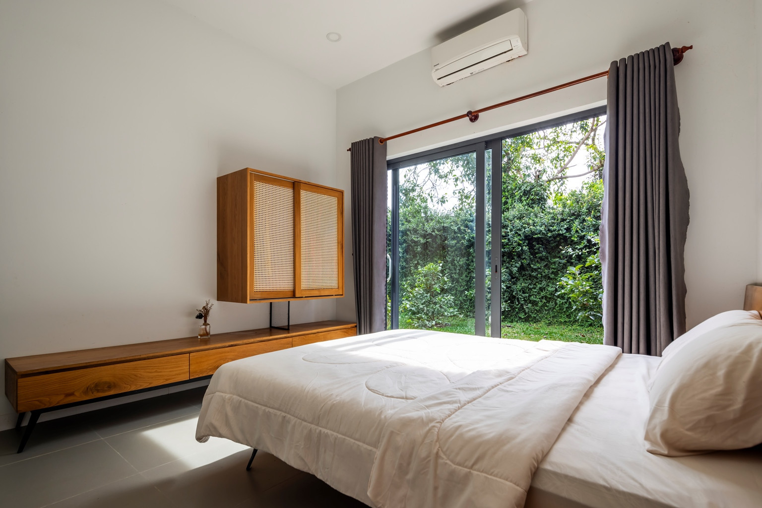 Phòng ngủ cũng được thiết kế cửa kính nhằm kết nối với không gian xanh bên ngoài.
