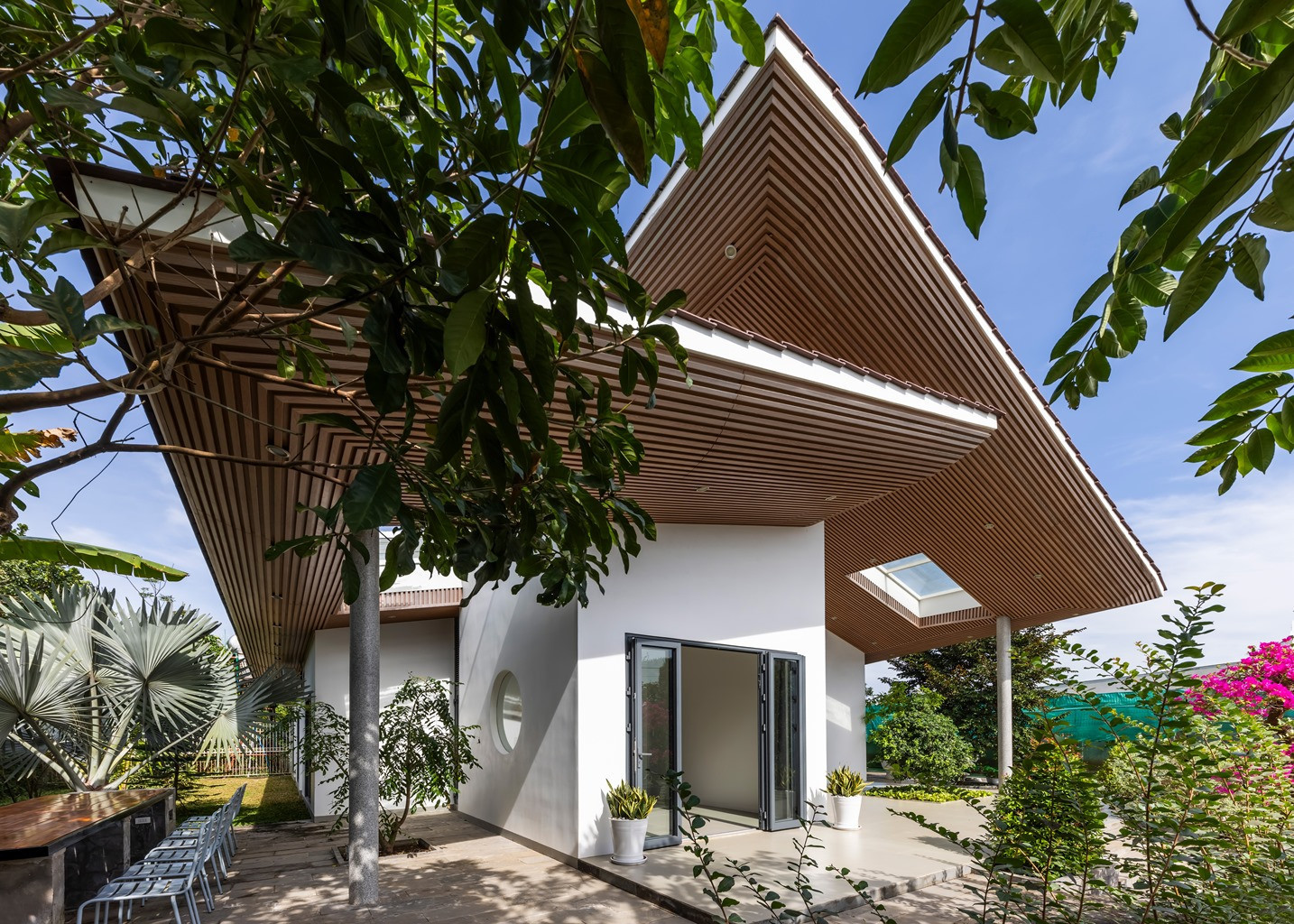 Các giải pháp chống nóng và thông gió luôn được đặt lên hàng đầu cho ngôi nhà để phù hợp với thời tiết vùng Đông Nam Bộ.