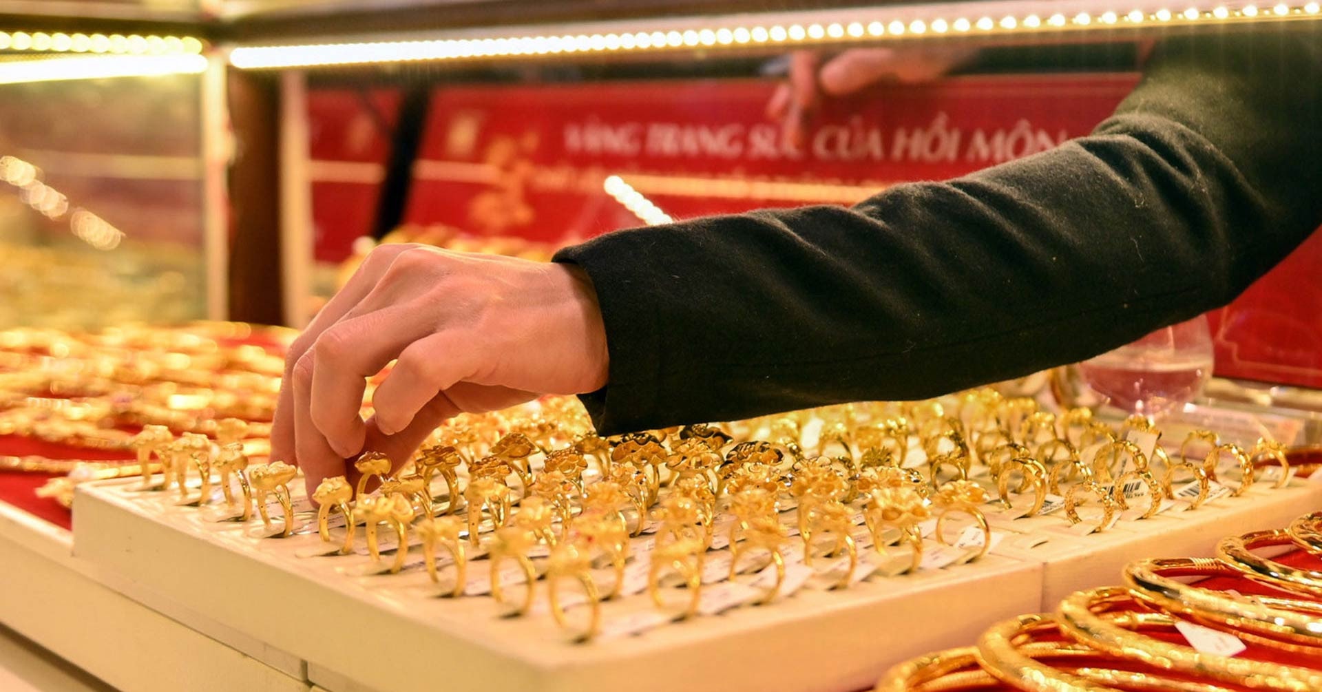 Giá vàng nhẫn chao đảo quanh mốc 71 triệu đồng/lượng