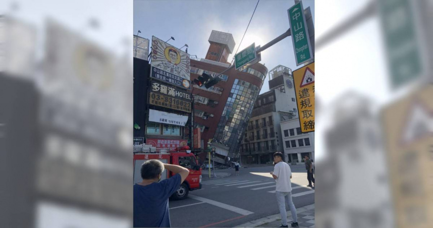 Một tòa nhà bị đổ nghiêng ở huyện Hoa Liên, Đài Loan, Trung Quốc. (Ảnh: Thời báo Hoàn Cầu)