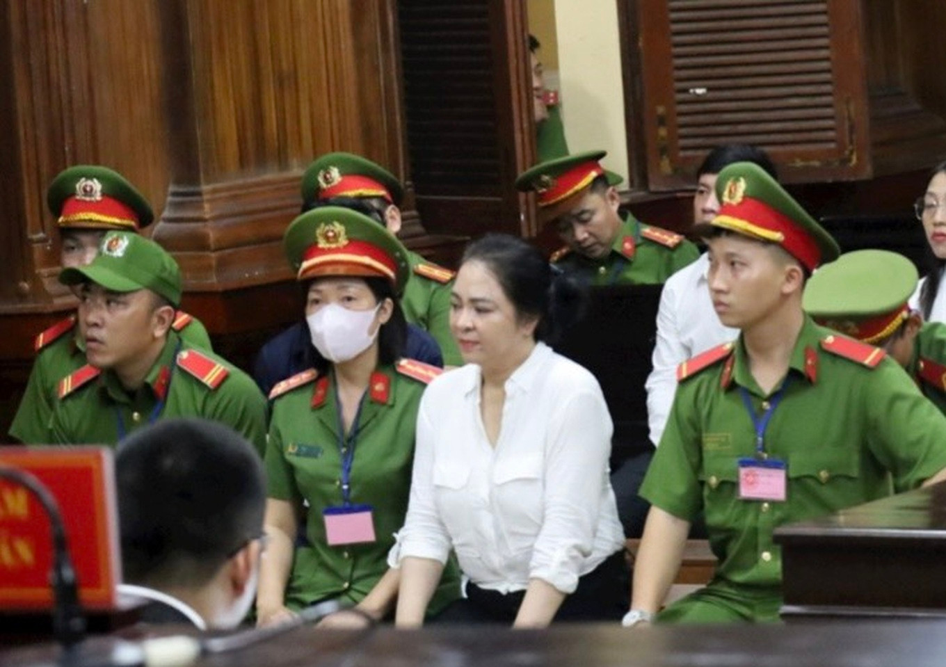 Sáng nay áp giải bà Nguyễn Phương Hằng tới tòa - 1