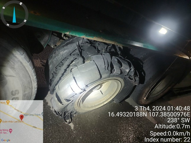 12 xe ô tô nổ lốp vì mặt đường cao tốc Cam Lộ - La Sơn nóng tới 63 độ ảnh 2