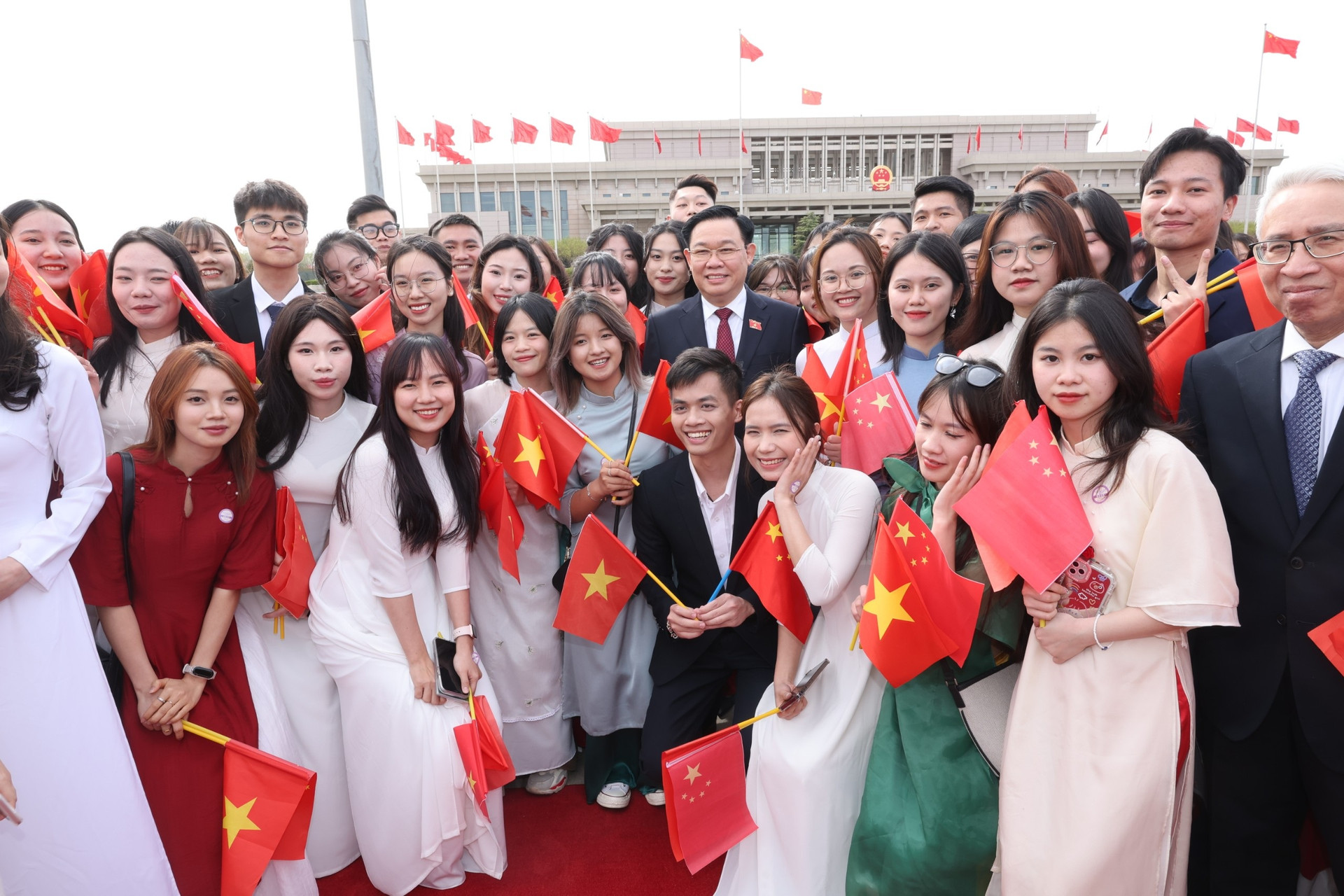 Chủ tịch Quốc hội Vương Đình Huệ gặp cộng đồng người Việt tại Trung Quốc - 1