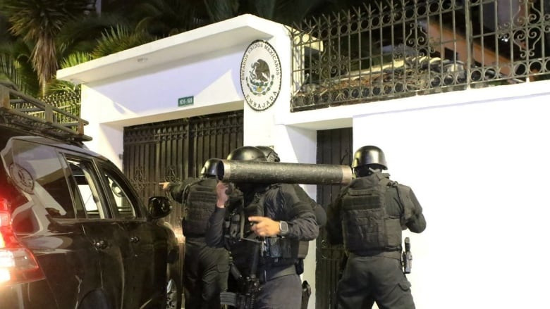 Ecuador hứng chỉ trích vì đột kích sứ quán Mexico, 2 nước cắt quan hệ - 1