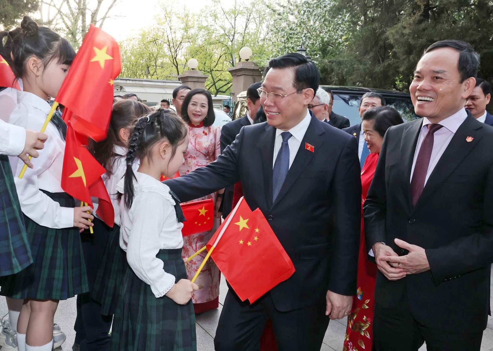 Chủ tịch Quốc hội Vương Đình Huệ gặp cộng đồng người Việt tại Trung Quốc - 3