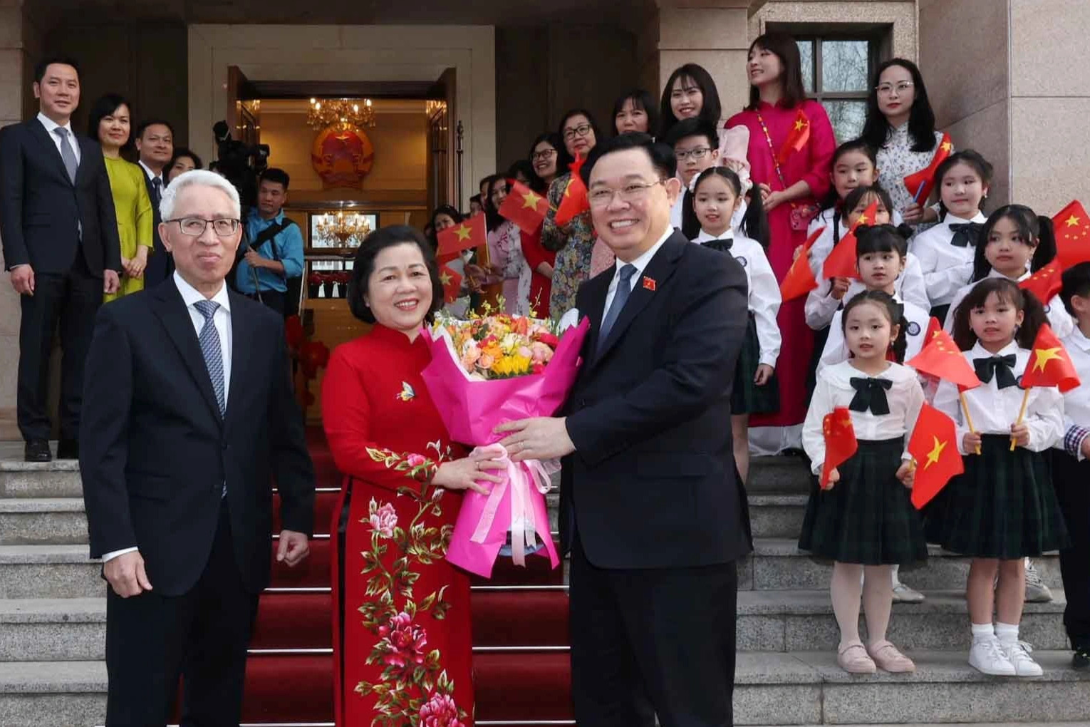 Chủ tịch Quốc hội Vương Đình Huệ gặp cộng đồng người Việt tại Trung Quốc - 2