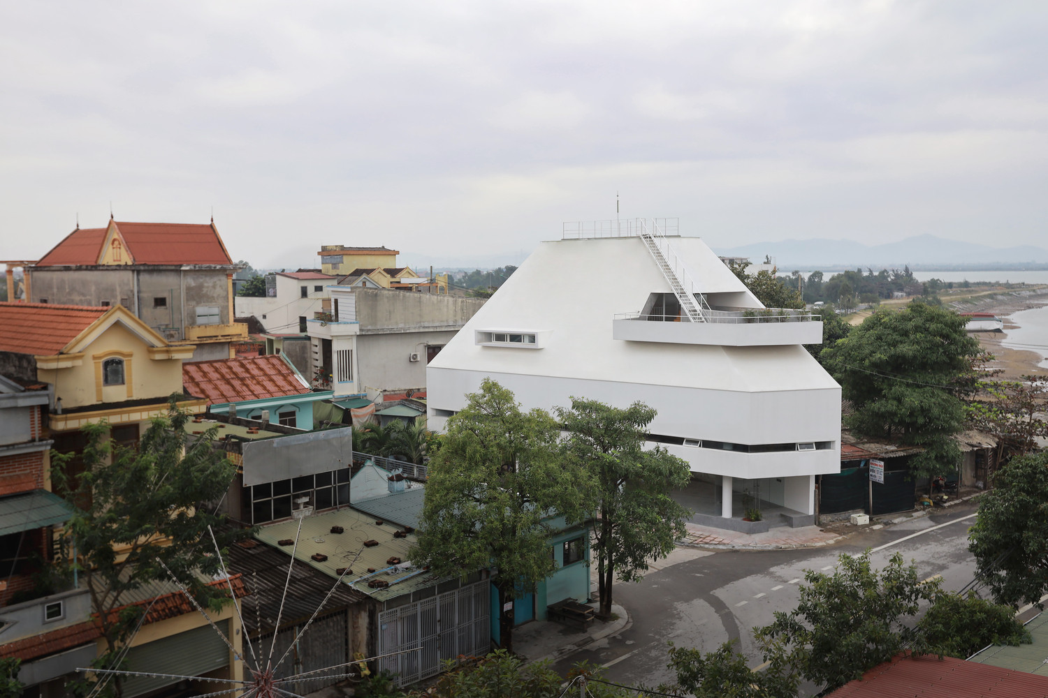 Nam House - một ngôi nhà nằm ở rìa thị xã Ba Đồn, tỉnh Quảng Bình có thiết kế độc lạ.