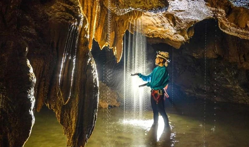 Du khách tham quan hang động ở Vườn Quốc gia Phong Nha- Kẻ Bàng.