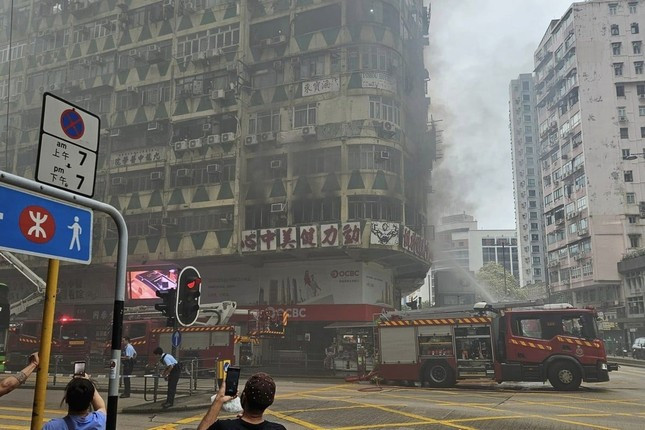 Cháy lớn tại tòa nhà cao tầng ở Hồng Kông (Trung Quốc), 40 người thương vong ảnh 1