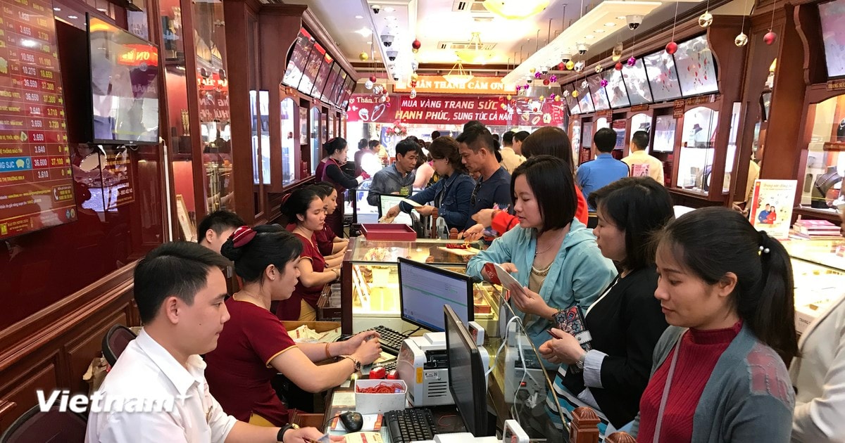 Giá vàng SJC trong nước tuột mốc 84 triệu đồng mỗi lượng