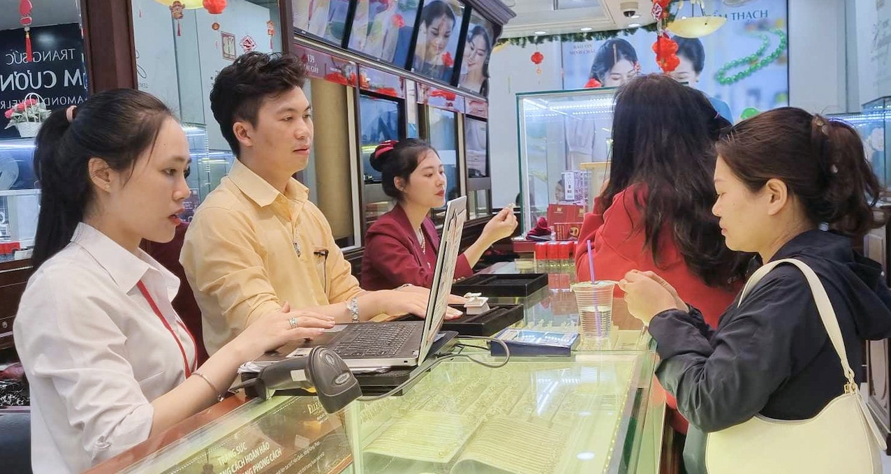 'Cháy' vàng nhẫn trên toàn hệ thống, khách bị hạn chế lượng mua
