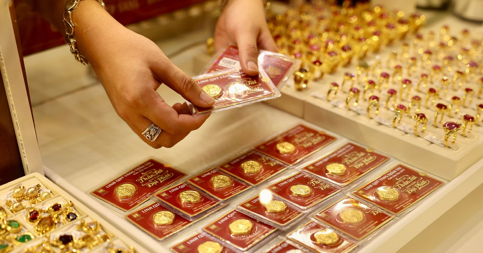 Giá vàng nhẫn vẫn 'lầm lũi' đi lên, bất chấp vàng miếng giảm mạnh