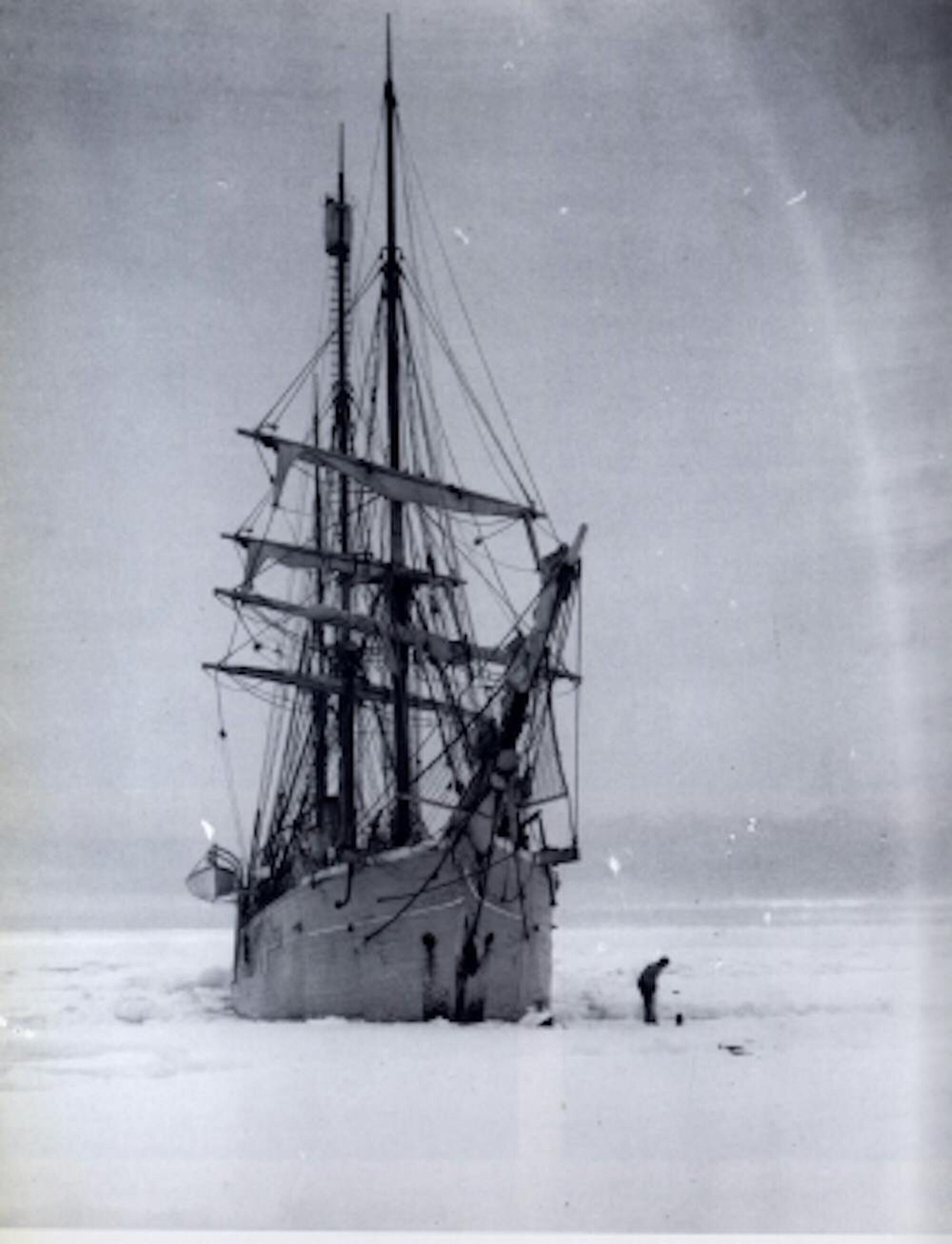 Một tàu thám hiểm từng kẹt trong băng trong hơn một năm.