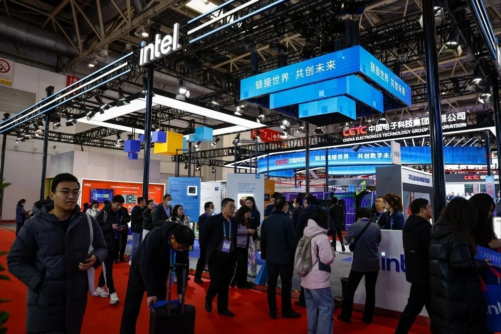 Gian hàng của Intel tại Triển lãm chuỗi cung ứng quốc tế ở Trung Quốc tháng 11-2023. Ảnh: EPA/SOUTH CHINA MORNING POST