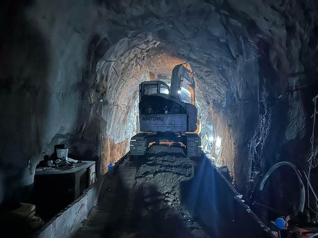Sập hầm đường tàu hỏa ở Khánh Hòa, huy động ô tô vận chuyển hơn 3.000 người ảnh 1