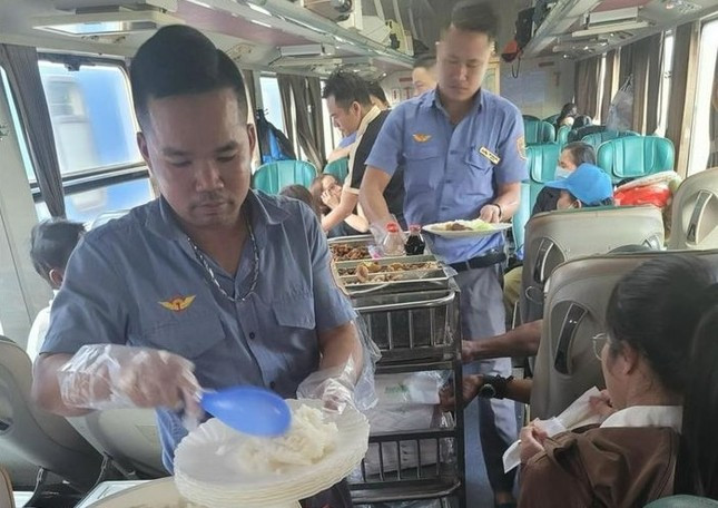 Sập hầm đường tàu hỏa ở Khánh Hòa, huy động ô tô vận chuyển hơn 3.000 người ảnh 3