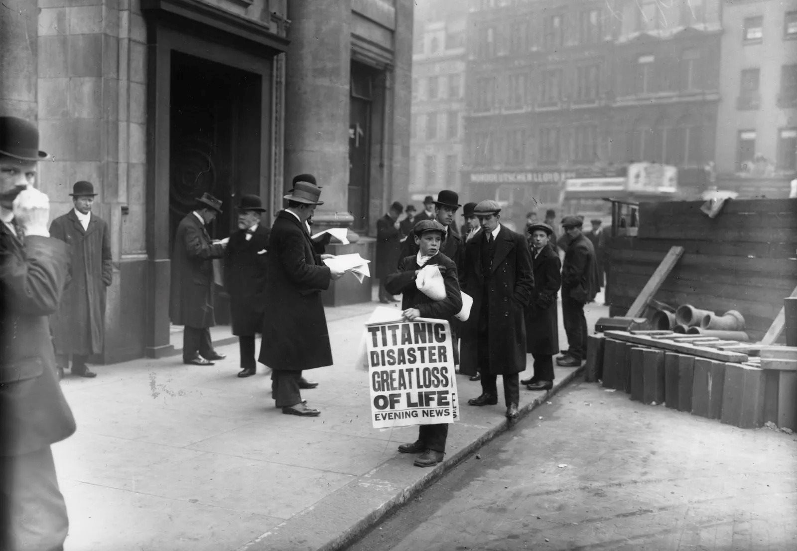 newspaper-boy-titanic-sinking-1912_11zon.jpeg
