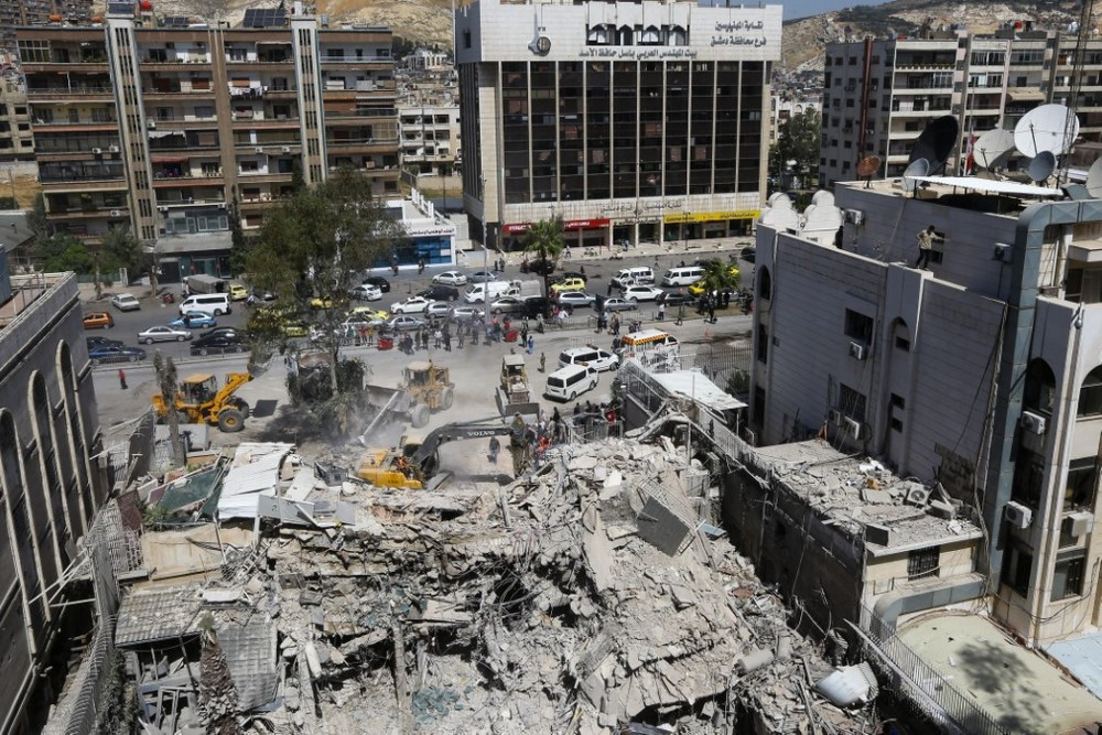Hiện trường đổ nát sau vụ tấn công nhằm vào tòa nhà lãnh sự quán Iran ở Damascus, Syria, ngày 2/4/2024. (Ảnh: AFP/TTXVN)