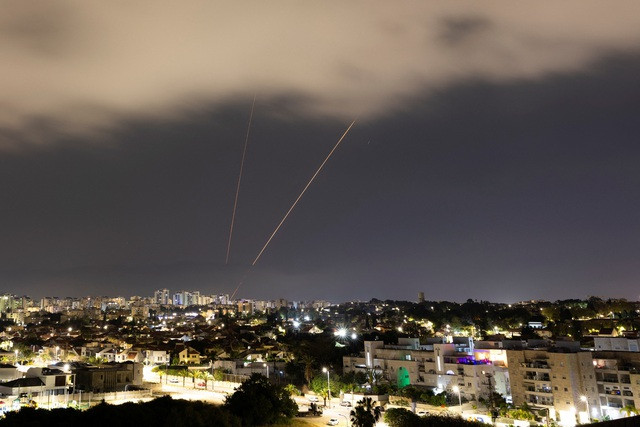 Hệ thống phòng không đang hoạt động theo góc nhìn từ TP Ashkelon của Israel hôm 14-4- Ảnh: REUTERS