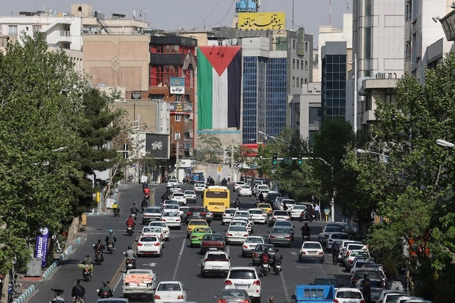 Một lá cờ Palestine được treo trên một tòa nhà trên đường phố ở Tehran, Iran, ngày 15-4. Ảnh: Reuters