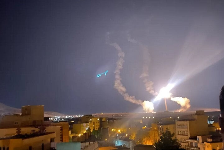 Ảnh chụp trong quá trình Iran phóng tên lửa và máy bay không người lái hướng đến Israel. (Ảnh Press TV)
