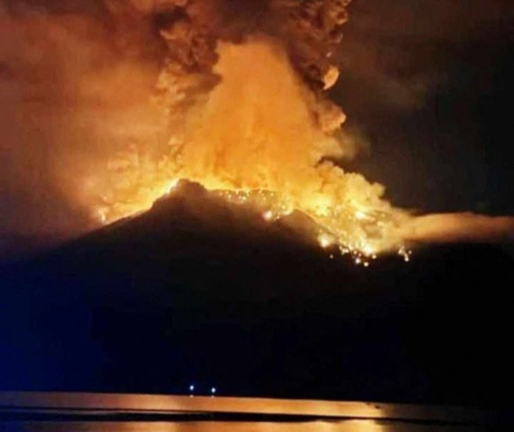 Núi lửa Ruang tại tỉnh Bắc Sulawesi, Indonesia phun trào ngày 17/4/2024. (Ảnh: AFP/TTXVN)