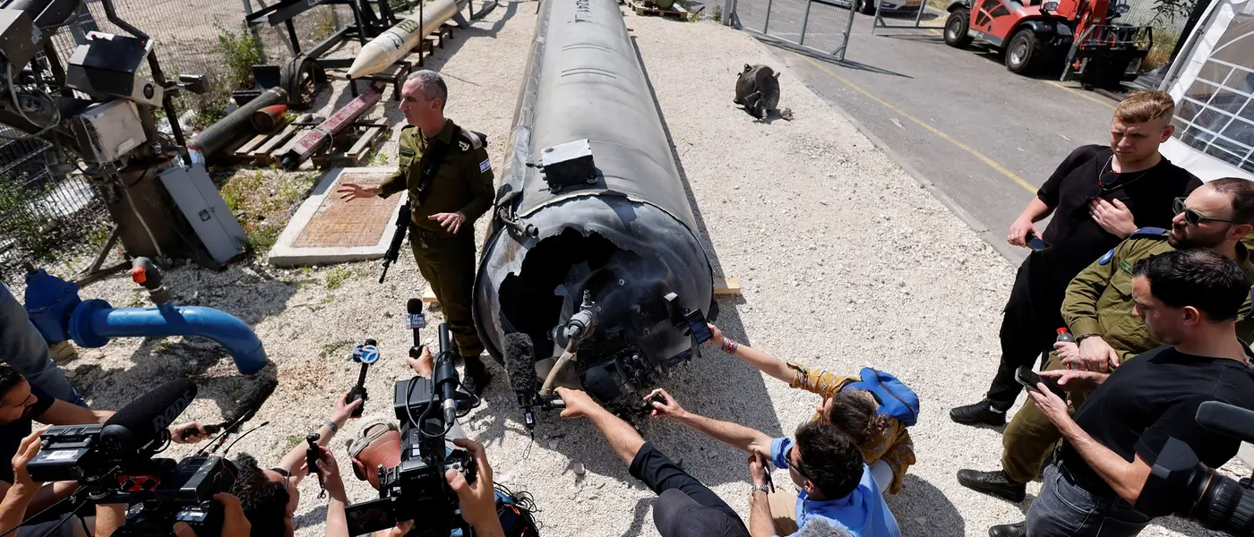 Quân đội Israel trưng bày thứ mà họ nói là tên lửa đạn đạo của Iran lấy được từ Biển Chết sau khi Iran phóng máy bay không người lái và tên lửa về phía Israel. (Ảnh: Iranintl)