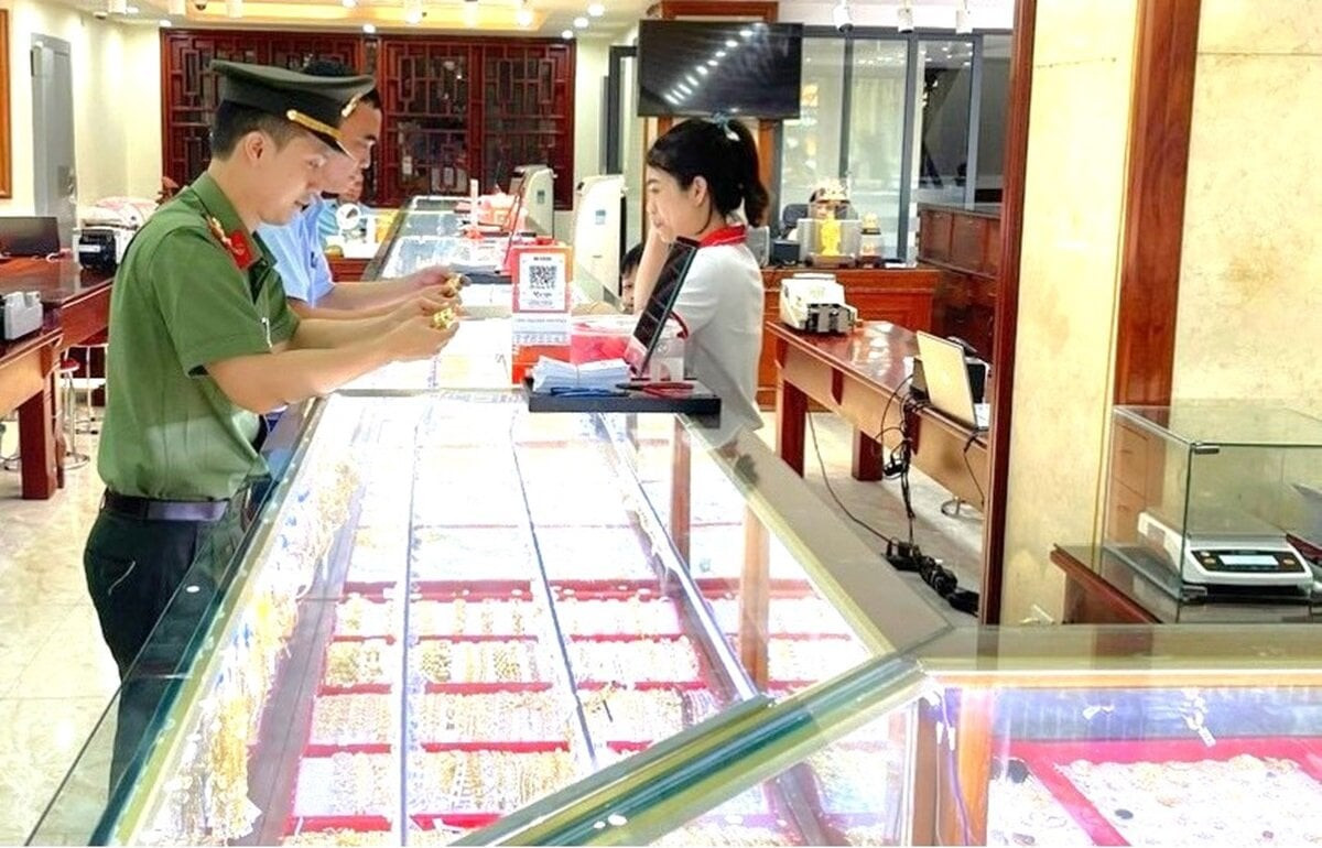 Lực lượng chức năng kiểm tra tại cửa hàng vàng bạc