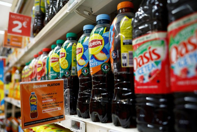 Nhãn thông báo về “lạm phát thu nhỏ” tại một siêu thị Carrefour ở gần thủ đô Paris - Pháp hồi tháng 9-2023 Ảnh: REUTERS