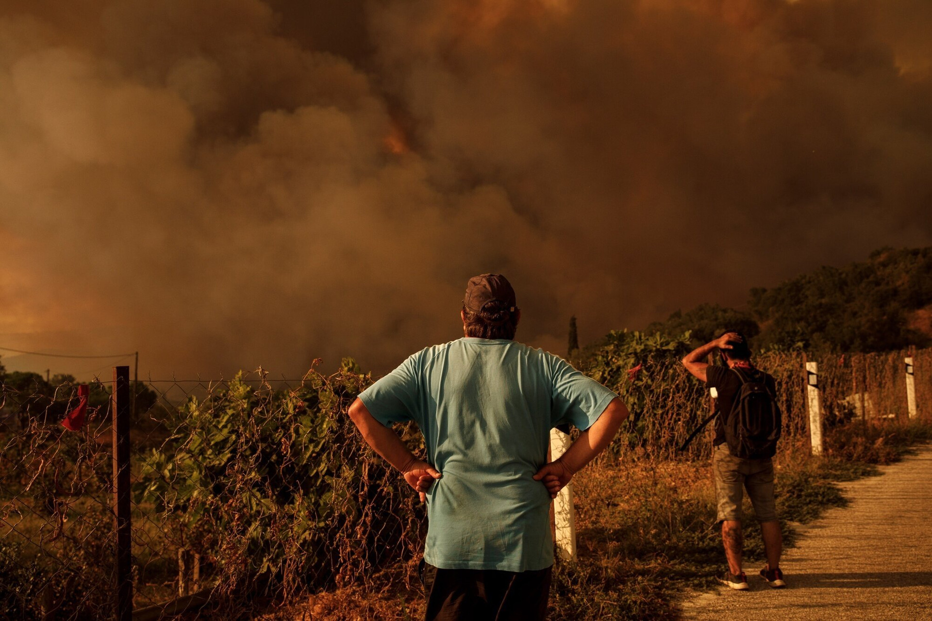 Người dân chứng kiến vụ cháy rừng gần làng Sikorrachi, Alexandroupolis, Hy Lạp vào ngày 23/8/2023. (Ảnh: Bloomberg)