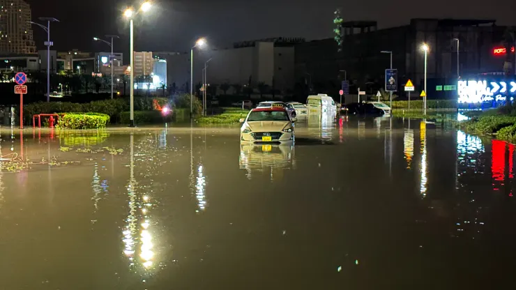 Xe cộ chìm trong nước sau trận mưa lịch sử giữa tháng 4 ở thành phố sa mạc. (Ảnh: Getty)