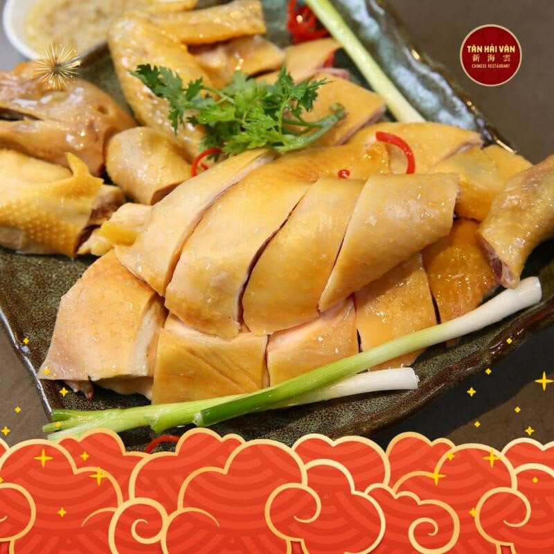 Cơm gà Tân Hải Vân với gà luộc hấp dẫn, hương vị đặc trưng riêng. (Ảnh: THV)