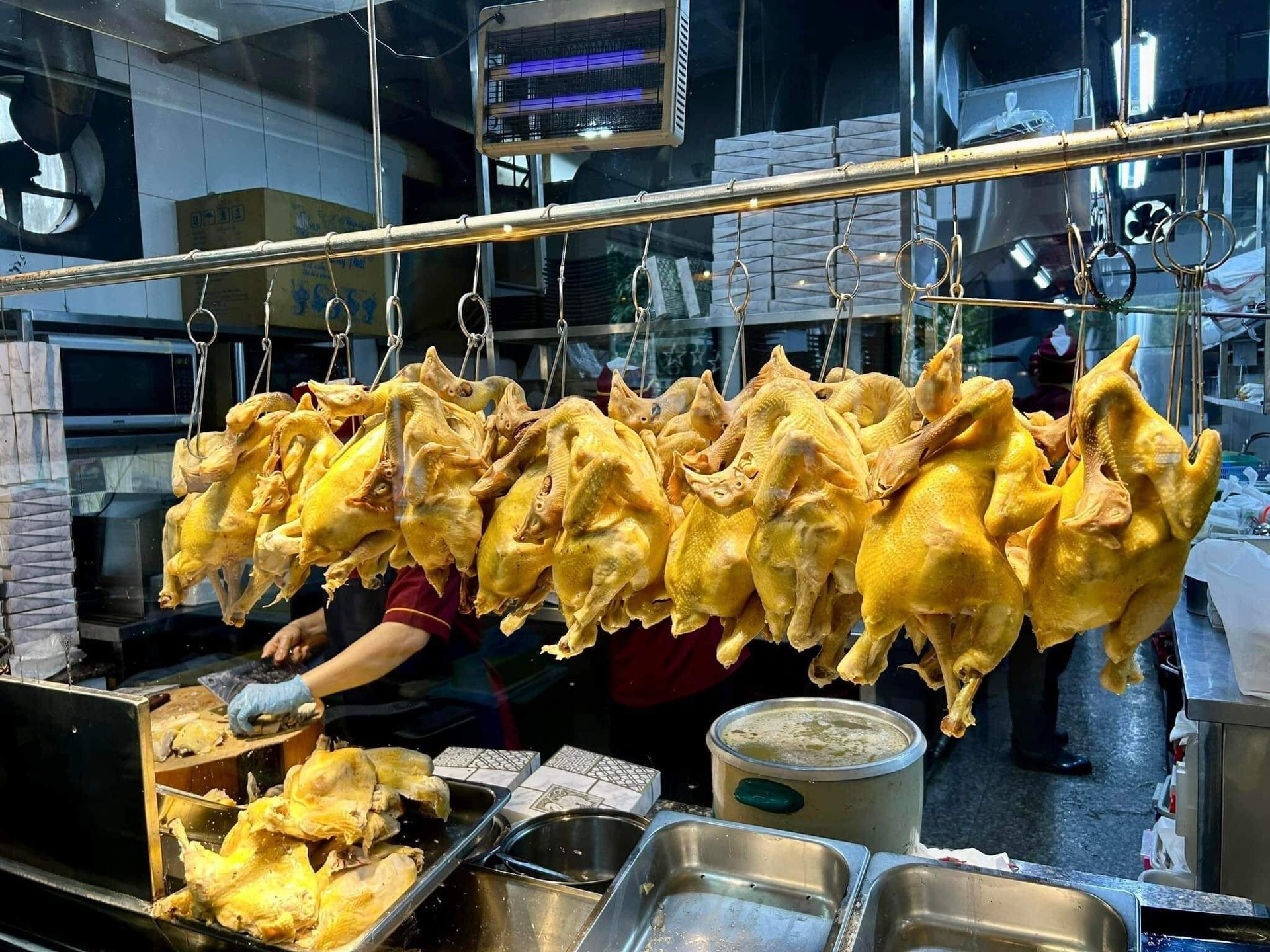 Cách luộc gà luôn là bí quyết riêng của các quán cơm gà Thượng Hải. (Ảnh minh họa)