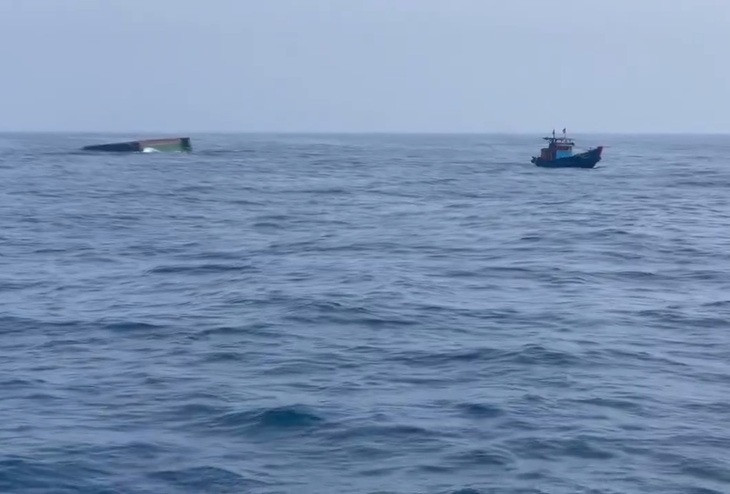 Chìm sà lan trên biển Quảng Ngãi khiến 3 người chết, 2 người mất tích - 1