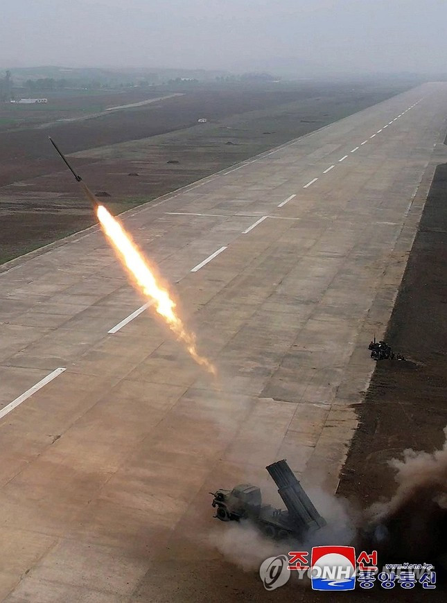 Chủ tịch Triều Tiên giám sát vụ thử rocket phóng loạt ảnh 2