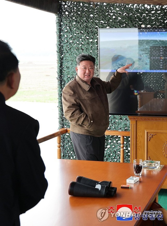 Chủ tịch Triều Tiên giám sát vụ thử rocket phóng loạt ảnh 1