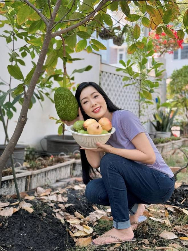 Trịnh Kim Chi hé lộ toàn cảnh ngôi nhà đang sống cùng chồng đại gia, khu vườn nhiều trái cây to bự-10