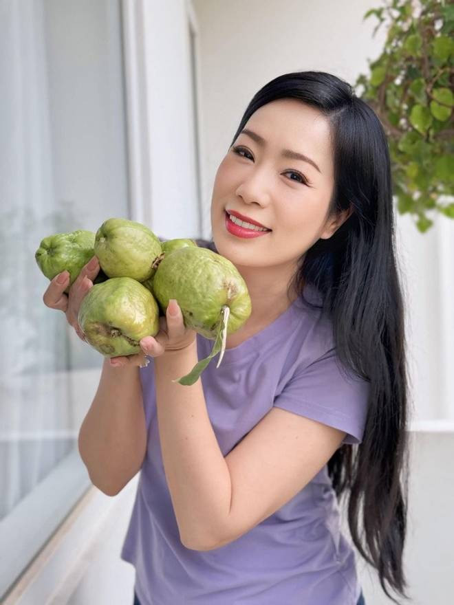 Trịnh Kim Chi hé lộ toàn cảnh ngôi nhà đang sống cùng chồng đại gia, khu vườn nhiều trái cây to bự-12