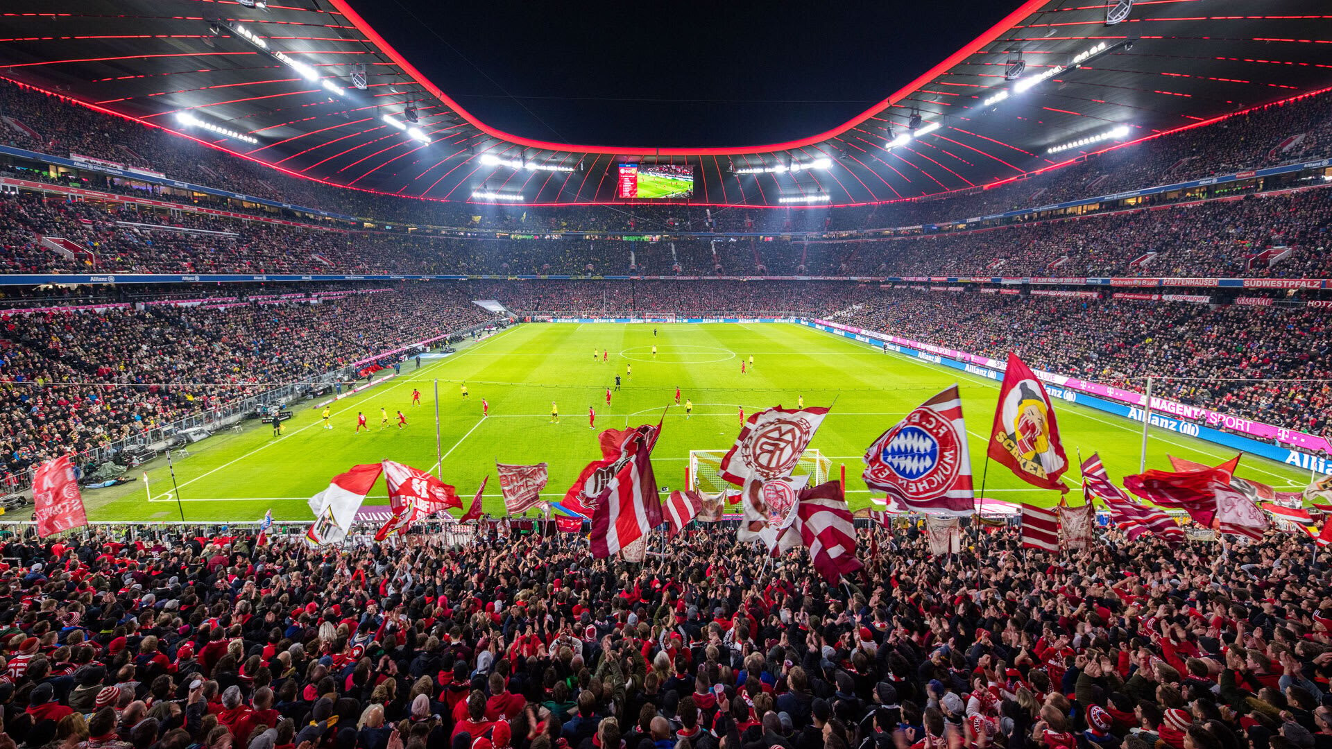 Allianz Arena là một trong những sân vận động nổi tiếng nhất của Đức. Sân khánh thành năm 2005 với sức chứa 67.000 khán giả để phục vụ World Cup 2006. Điểm nhấn nổi bật của sân là hình dạng như chiếc lốp xe, được làm từ các tấm nhựa ETFE phát sáng, có thể thay đổi màu sắc, tạo ra hiệu ứng vào buổi tối. Sân bóng này từng tổ chức nhiều trận đấu lớn như chung kết UEFA Champions League hay các trận đấu tại World Cup.