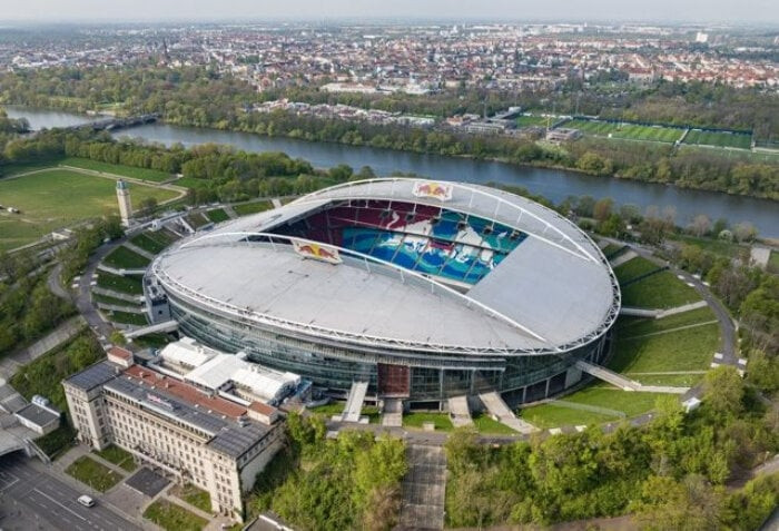 Sân Red Bull Arena thuộc sở hữu của CLB RB Leipzig. Sân được khánh thành năm 2004 với sức chứa 40.000 người. Sân được xây trên nền cũ của sân Zentralstadion bị bỏ hoang một thập kỷ. Red Bull Arena nổi bật với kiến trúc độc đáo, kết hợp bức tường cũ bên ngoài và sự hiện đại bên trong.